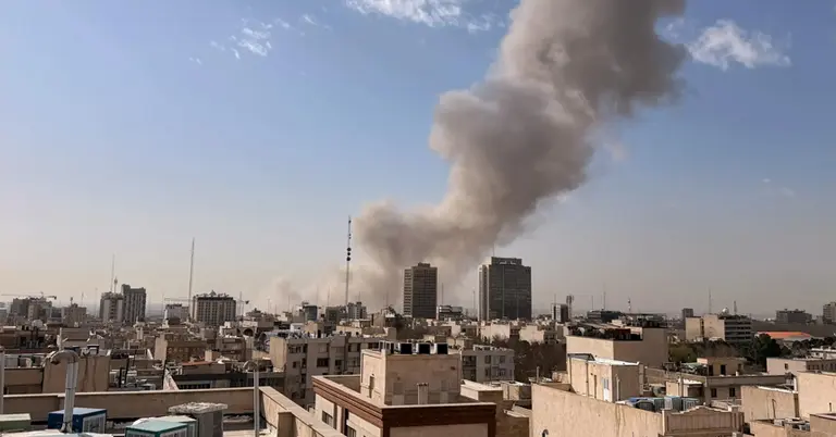 তেহরানে বিস্ফোরণের পর আকাশরেখায় ধোঁয়া উঠছে